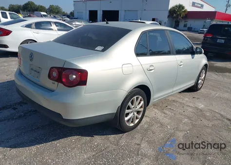 2010 Volkswagen Jetta Limited Edition z USA, uszkodzony, nr VIN 3VWRZ7AJ1AM158646